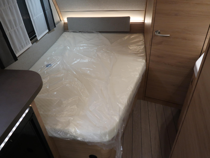 Knaus Sudwind Black Selection 450 FU FRANS BED / RONDZIT  foto: 4