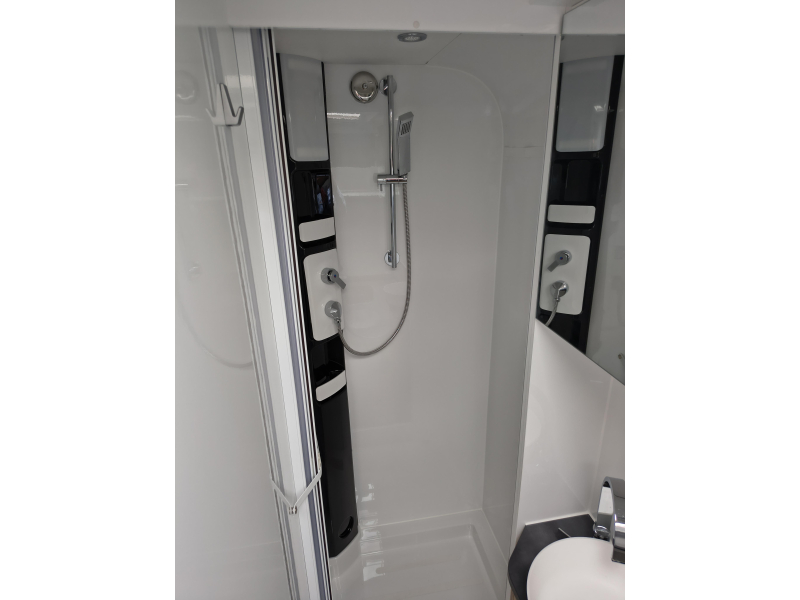 Hobby Optima De Luxe 70 F -Automatique-salle de bain arri&egrave;re photo : 19