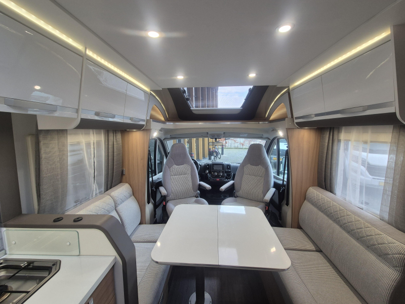 Adria Matrix Plus 670 DL face to face Foto: 8