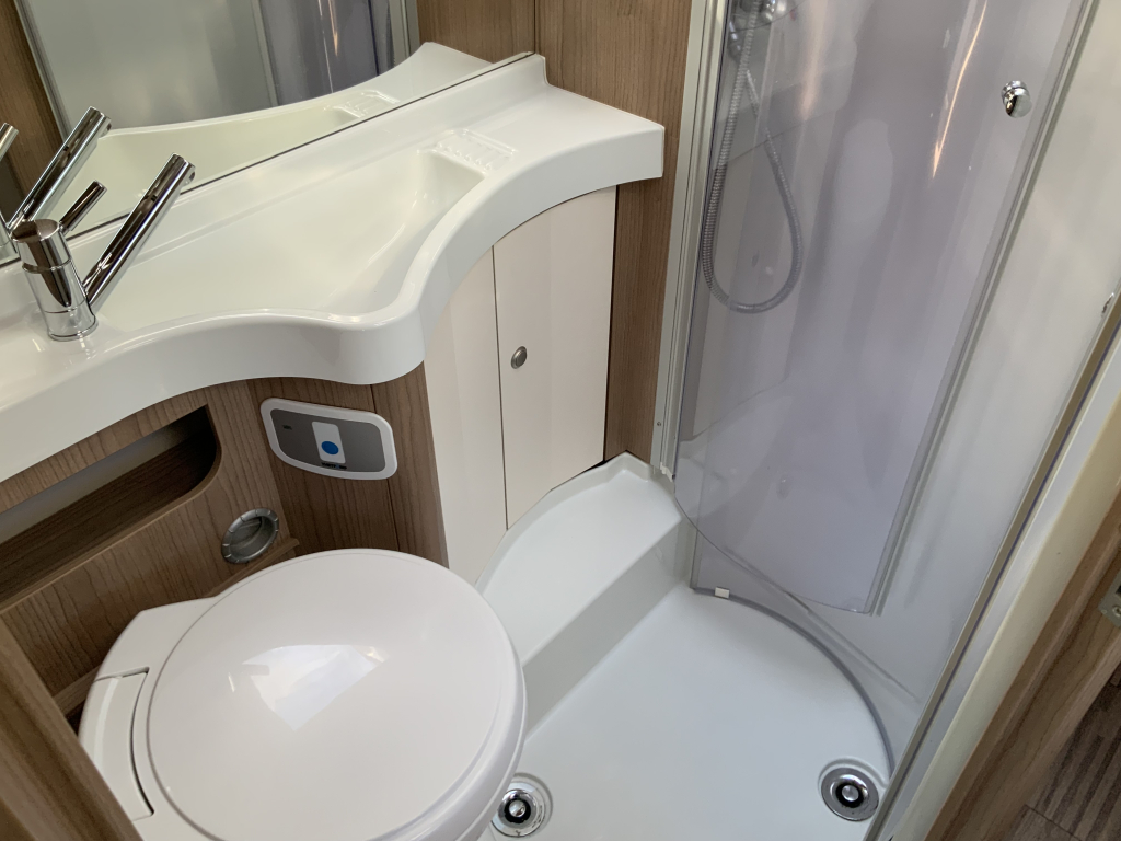 Carthago Malibu I 460 AUTOM&Aacute;TICO 150 CV Integral, Camas longitudinales y Cama abatible, Garaje, Aire acondicionado de motor, Aire acondicionado de techo, Sistema de nivelaci&oacute;n, Centro de autocaravanas en la carretera Marum foto: 23