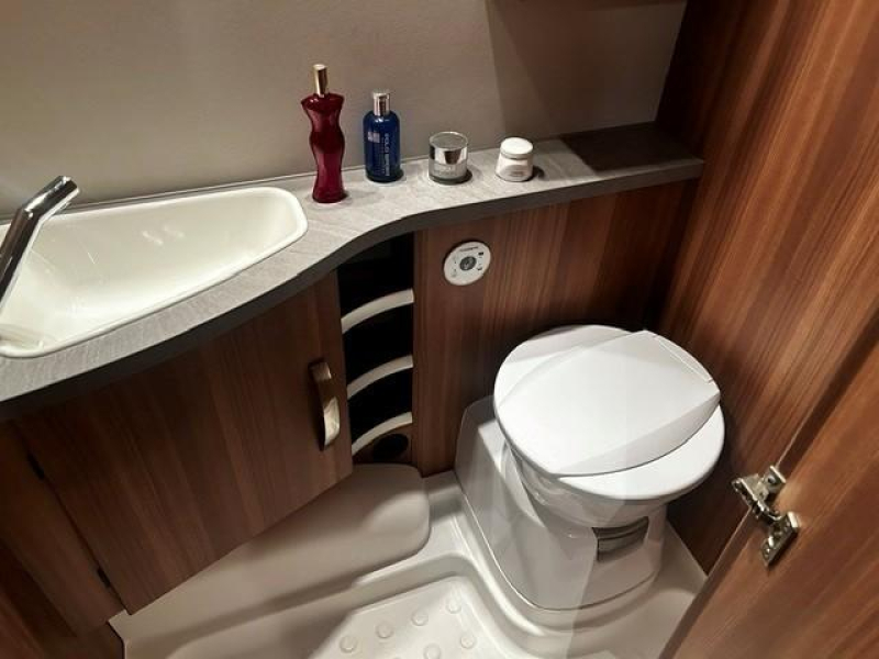 Weinsberg CaraOne Edition HOT 420 QD airco, mover, luifel  foto: 6
