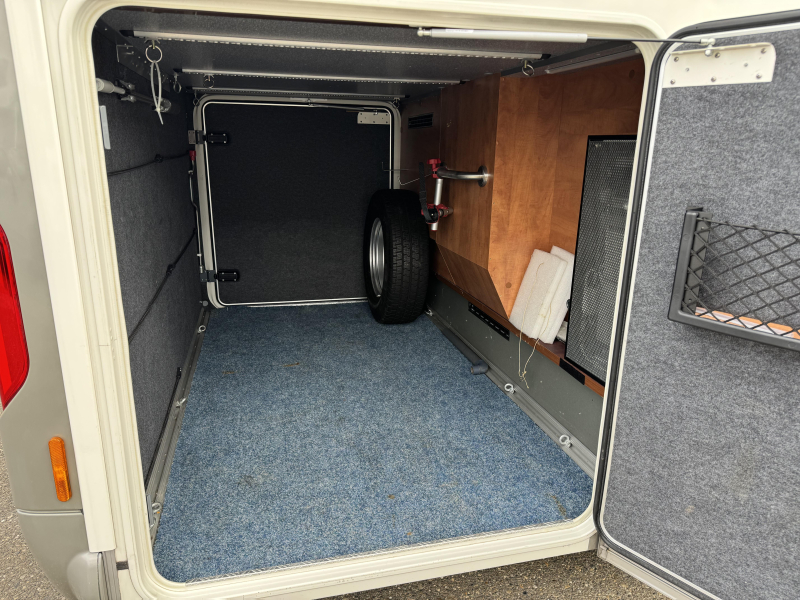 Carthago Chic C-Line II I 4.9 LE no drop-down bed single beds photo: 3