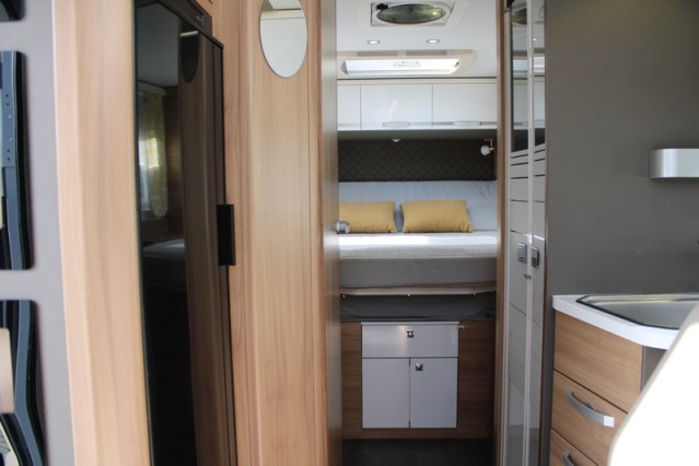 Adria Coral S 670 SC met elektrisch in hoogte verstelbaar Queensbed slechts 40801 km (65  foto: 39