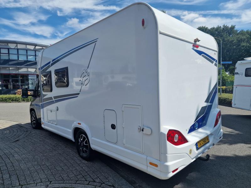 Knaus L!ve Wave 650 MX cama queen cama abatible foto: 3