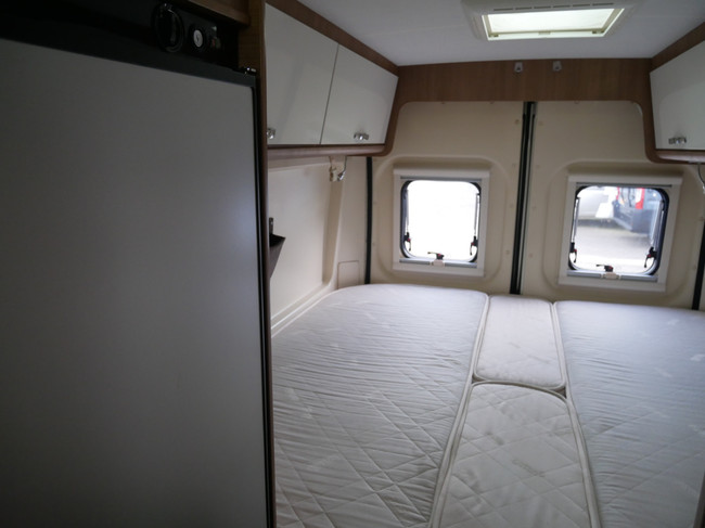 Karmann Davis 620, 6.40 Meter Buscamper, Lengtebedden foto: 16
