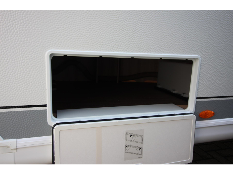 Hobby De Luxe 400 SFE Cama francesa y nevera alta foto: 21