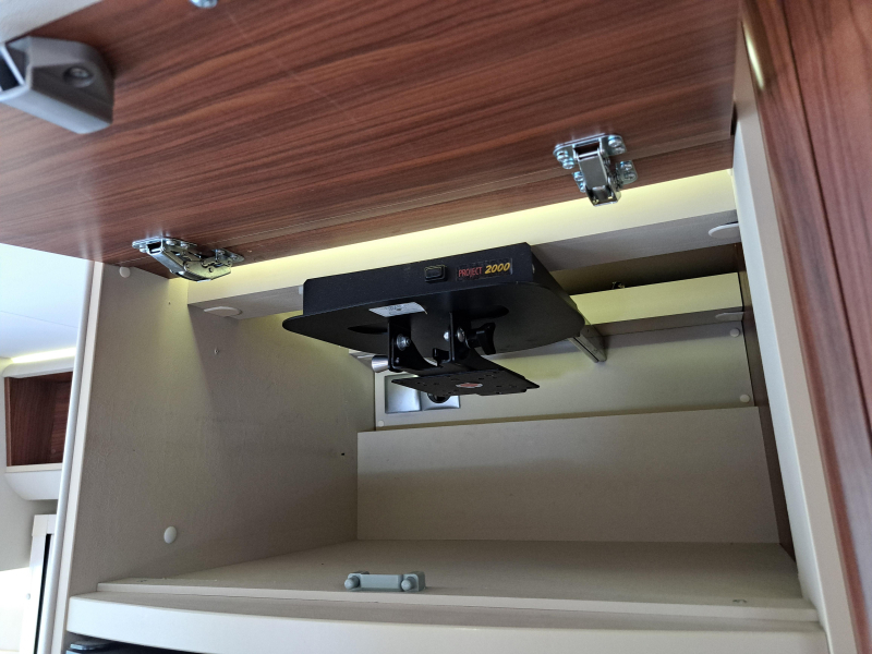 Adria Sonic Plus 700 SBC E & P Levelsysteem  foto: 9