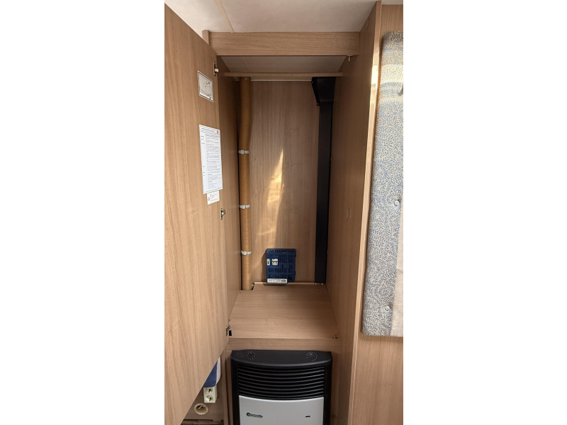 Bürstner Averso Fifty 500 TL enkele bedden rondzit  foto: 4
