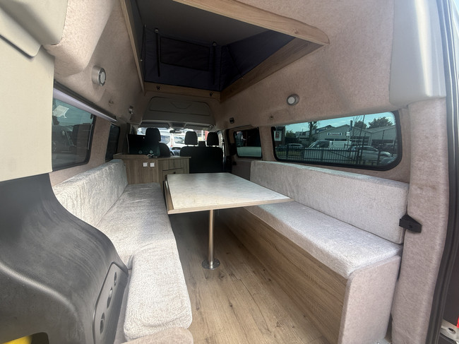Ford transit buscamper professioneel omgebouwd hefdak airco cruise ctr 2 slaapplaatsen luifel thule trekhaak apk t/m 30-09-2027 foto: 18