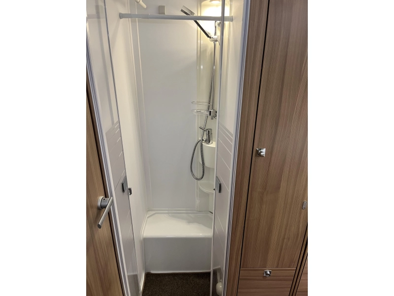 Adria Matrix 670 DL Face to face zit / Level  foto: 13