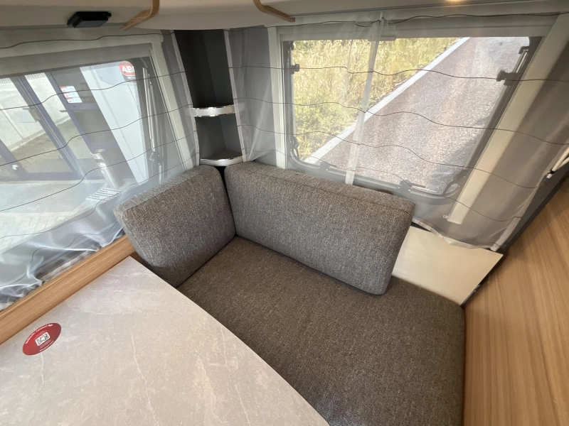 Dethleffs Summer Edition 460 EL SINGLE BEDS-XL FRIDGE photo: 5
