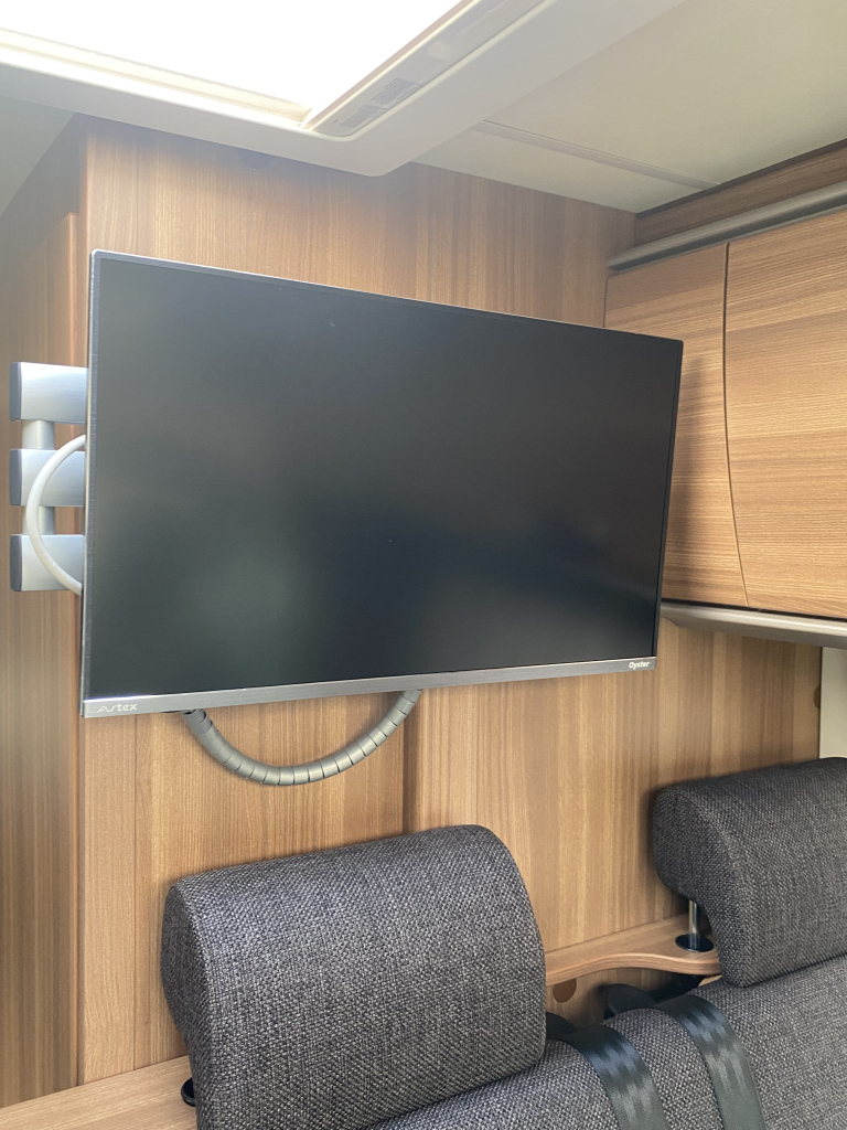 Weinsberg Pepper 600 Peugeot 163 PK, Half-integraal, 2 Lengte-bedden, Garage, Aut. schotel / LCD Camper Centrum On the Road aan de Noorderringweg 4 in Marum. foto: 26