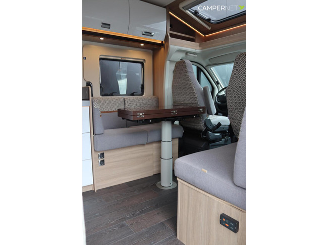 Laika caravans s.p.a. KOSMO 509L 160pk Automaat | Lengtebedden | Gescheiden douche | LPG installatie | Zonnepanelen | Bearlock | Luife foto: 5