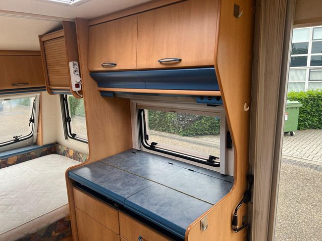 Hobby De Luxe 400 SF | Awning | Bicycle rack | Semi-automatic Mover | Fixed bed | Dinette (Train seat) | Tempo 100 | Shock absorbers photo: 12