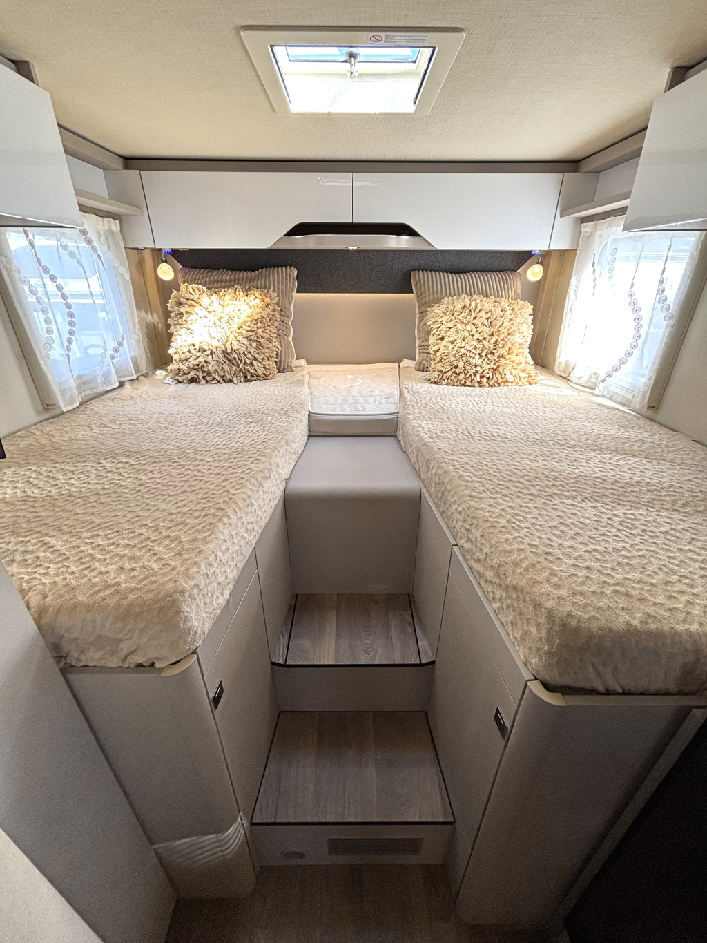 Hymer T 585 S MERCEDES AUTOMATIC SINGLE BEDS LIFT BED 6200KM! photo: 2