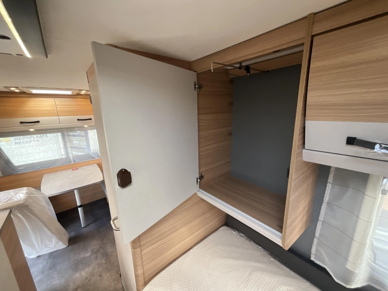 Dethleffs Summer Edition 460 EL SINGLE BEDS-XL FRIDGE photo: 14