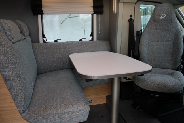 Dethleffs 7052 DBM Just 90 Queenbed + hefbed riante garage (94  foto: 23