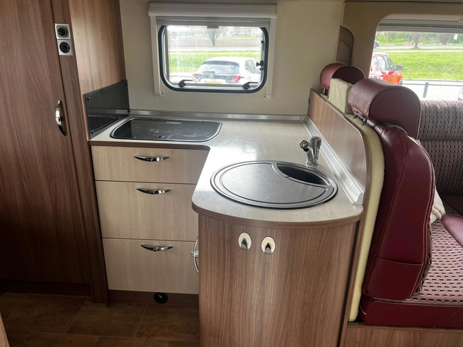 Bürstner Nieuwe Koppeling | Frans Bed | 4 Pers | Off Grid | Elektrisch Hefbed foto: 18