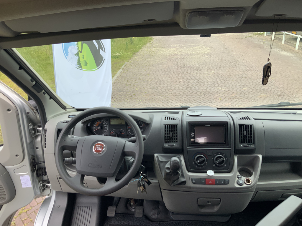 Knaus Van Ti 600 ME – Compleet 3 liter 160 PK Half-integraal, vastbed, halve- treinzit, draaistoelen Camper centrum on the road foto: 9
