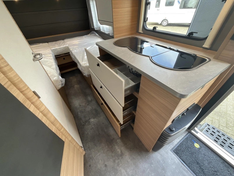 Dethleffs Summer Edition 460 EL SINGLE BEDS-XL FRIDGE photo: 11