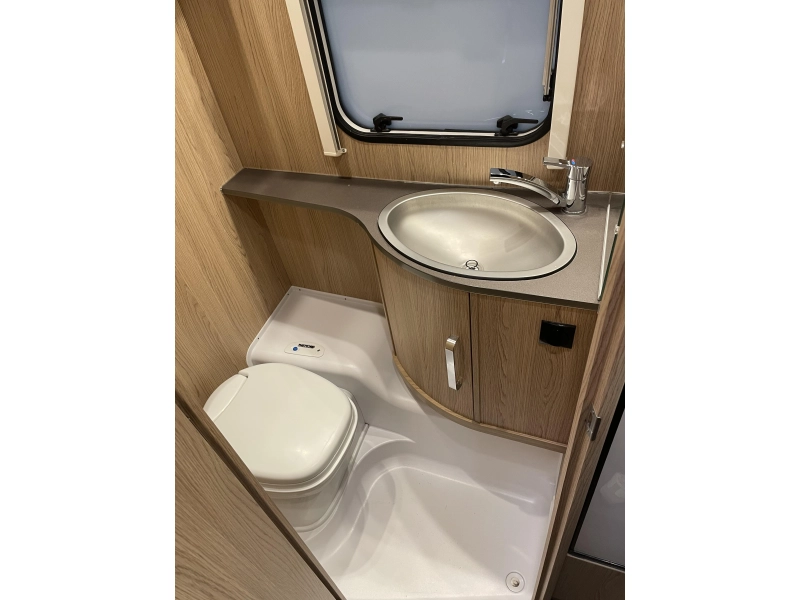 Bürstner Averso 510 TK 7-persoons!  foto: 7