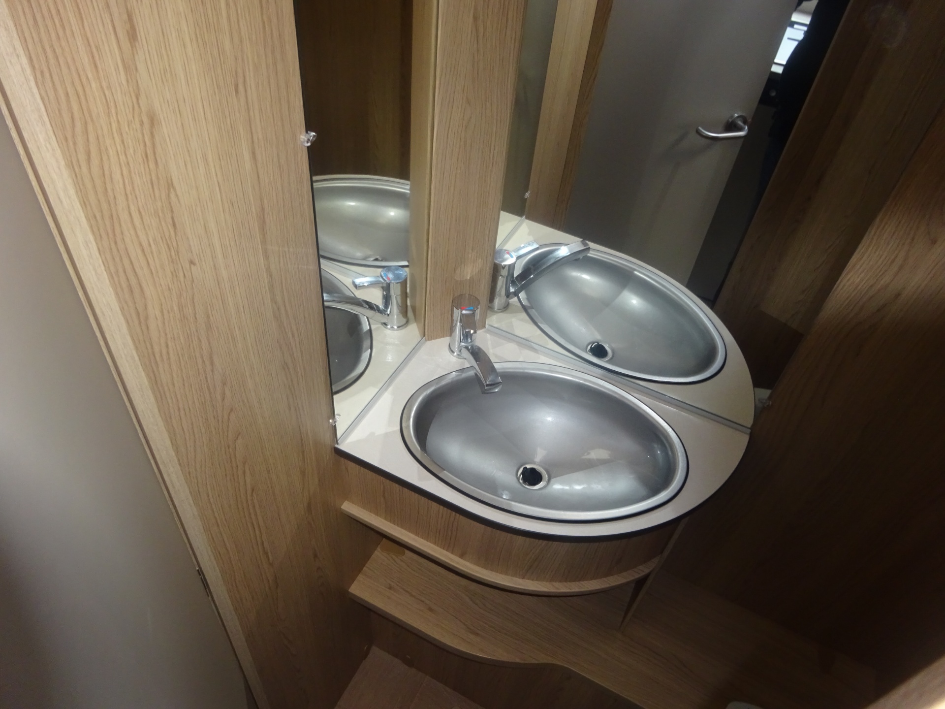 Lmc Sassino 460UL Enkele Bedden+Mover+Voortent foto: 22