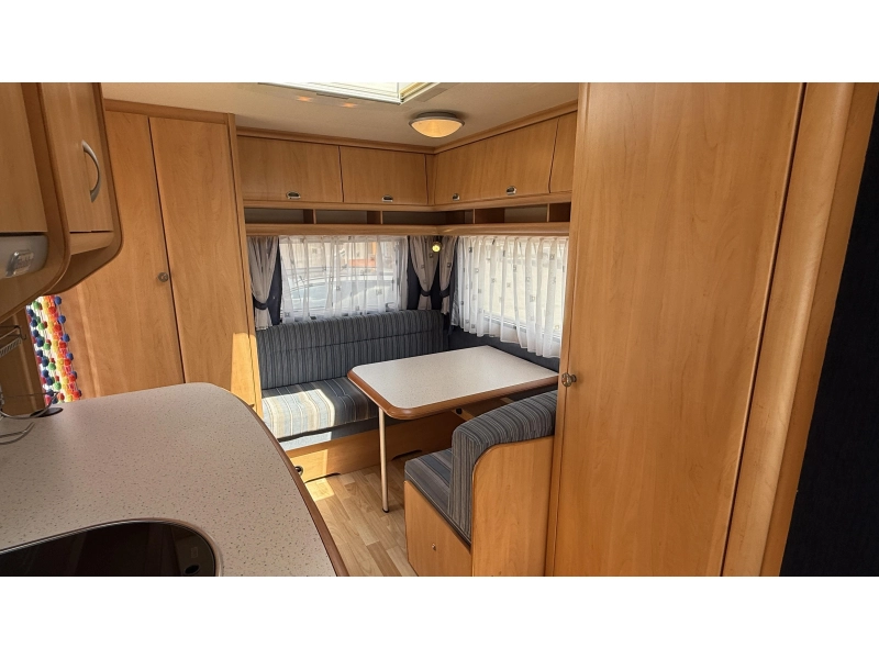 Hobby De luxe Easy 440 SF cama transversal asiento inodoro foto: 1