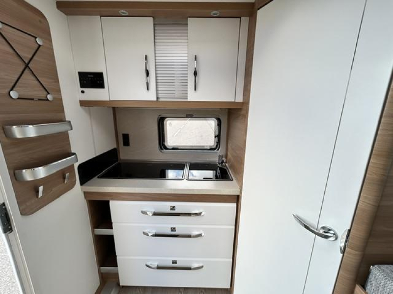 Hobby De Luxe 460 SFF uiterst compleet  foto: 9