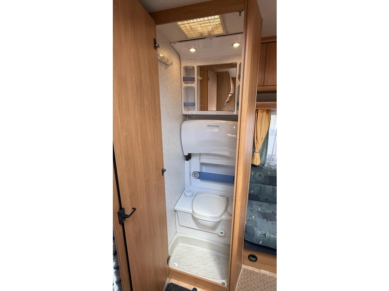 Hobby Excellent Easy 400 SF transverse bed train seat toilet photo: 3