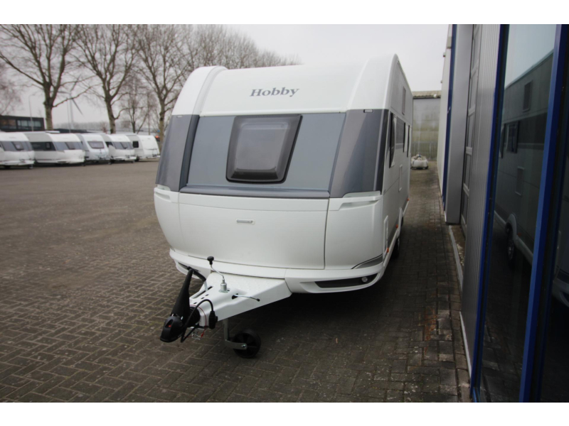 Hobby De Luxe 460 UFE Cama francesa y asiento redondo! foto: 4