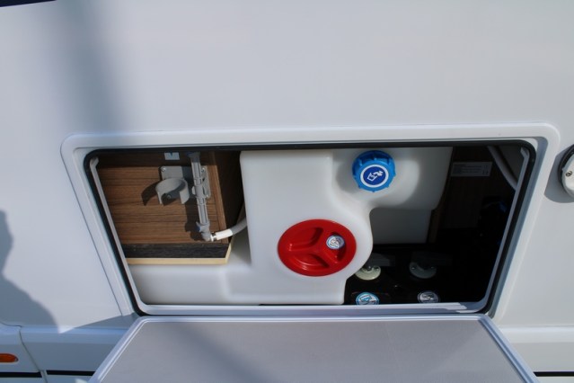 Young Knaus VanSation 650 Peugeot 2.2 l/ 165 hp with only 7,873 km single beds (45 photo: 5