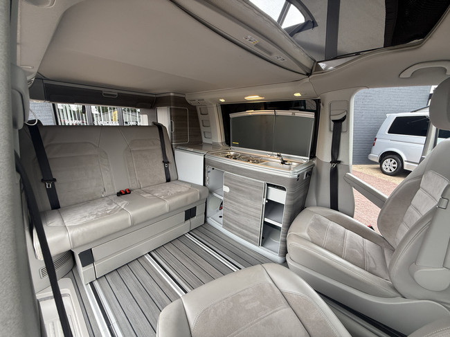 Volkswagen California Ocean T6 Westfalia im Neuzustand DSG Automatik 200 PS Vollausstattung 4 Schlafpl&auml;tze elektr. Aufstelldach Markise Klimaautomatik Tempomat Kamera Softclose abnehmbare Anh&auml;ngerkupplung Foto: 14