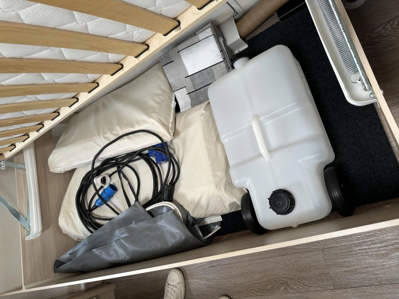 Hobby De Luxe Special 495 UL mover - voortent  foto: 11