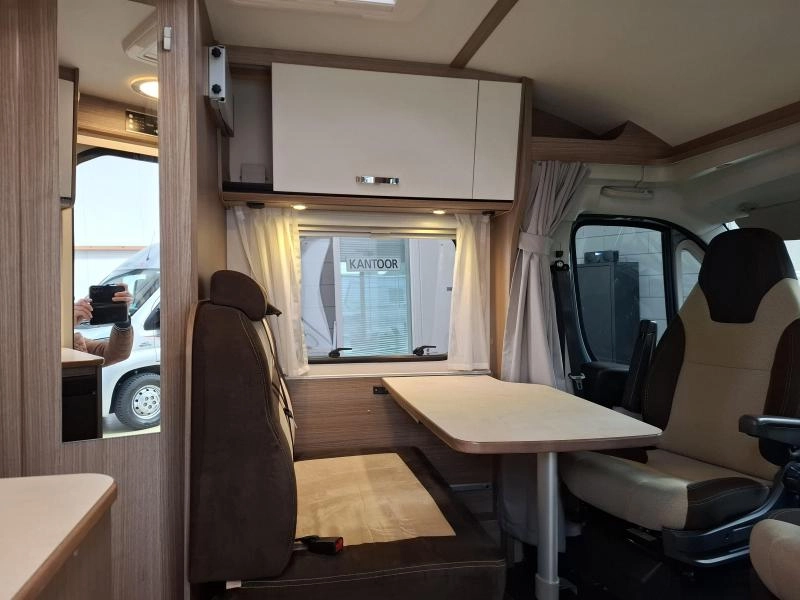 Hymer Carado 600 160PK Dwarsbed Topindelin  foto: 13