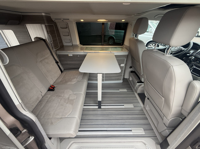 Volkswagen California Ocean T6 Westfalia im Neuzustand DSG Automatik 200 PS Vollausstattung 4 Schlafpl&auml;tze elektr. Aufstelldach Markise Klimaautomatik Tempomat Kamera Softclose abnehmbare Anh&auml;ngerkupplung Foto: 11