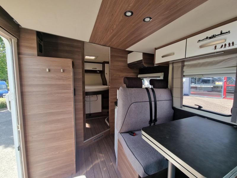 Knaus L!ve Wave 650 MX cama queen cama abatible foto: 10