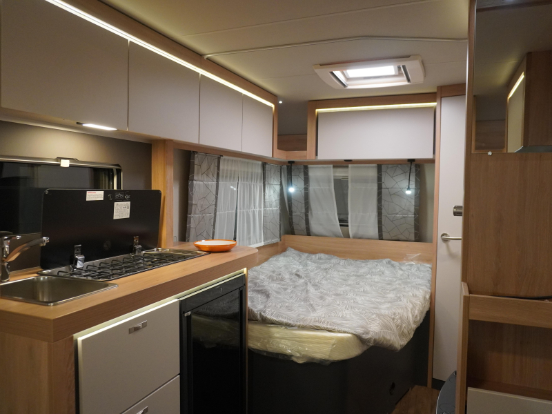 Knaus Sport 450 FU ROUND SEATING FRENCH BED!! photo: 15