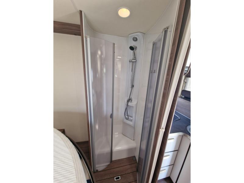 Knaus L!ve Wave 650 MX cama queen cama abatible foto: 6