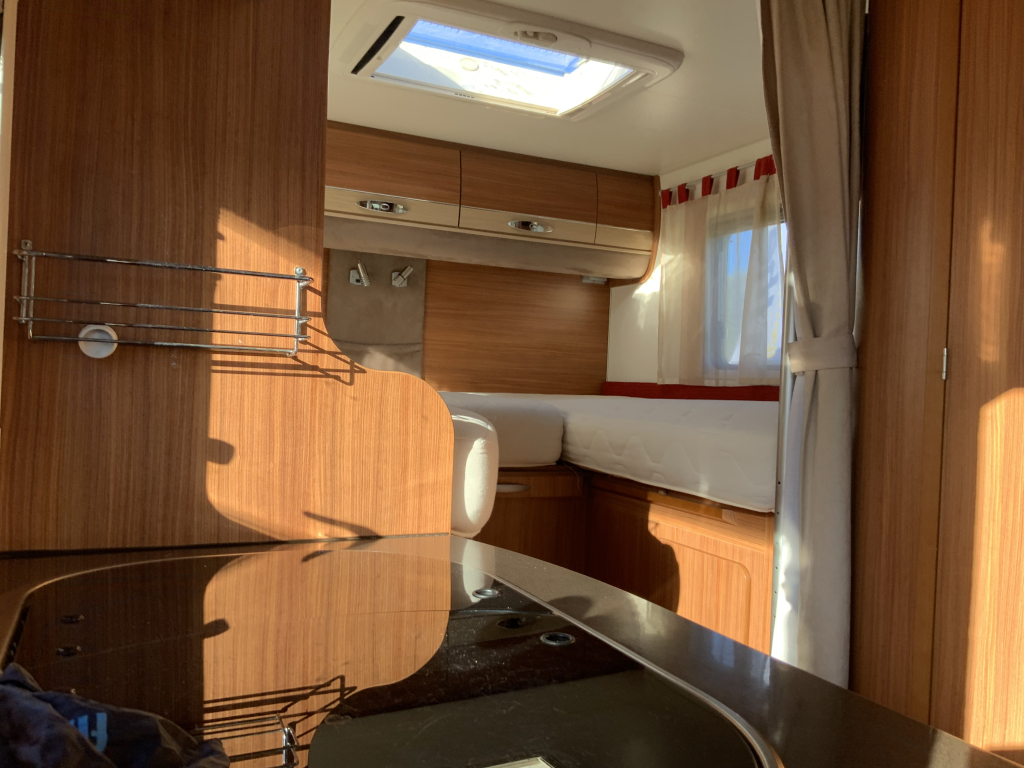 Adria Compact SL 2.3 MultiJ. 130 PK Half-integraal, Enkele-bedden, Bj. 2010 Camper Centrum On the Road aan de Noorderringweg 4 in Marum. foto: 7