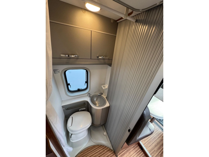 Adria Twin 640 SLX Vastbed top-Indeling  foto: 16