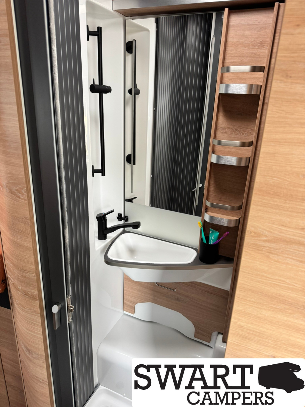 Knaus L!VE WAVE 650 MEG Black Selection foto: 15