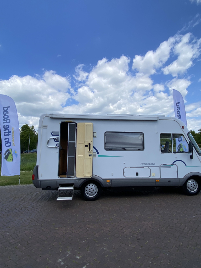 Hymer B 584 2.8 JTD 128 Pk Integraal, Hef-bed voor, Lange-bank, 3 Draaistoelen, Eindkeuken etc. Bj. 2002. B 584 Marum foto: 1