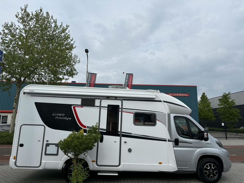 Bürstner Lyseo TD 680 Face to face + compleet  foto: 1