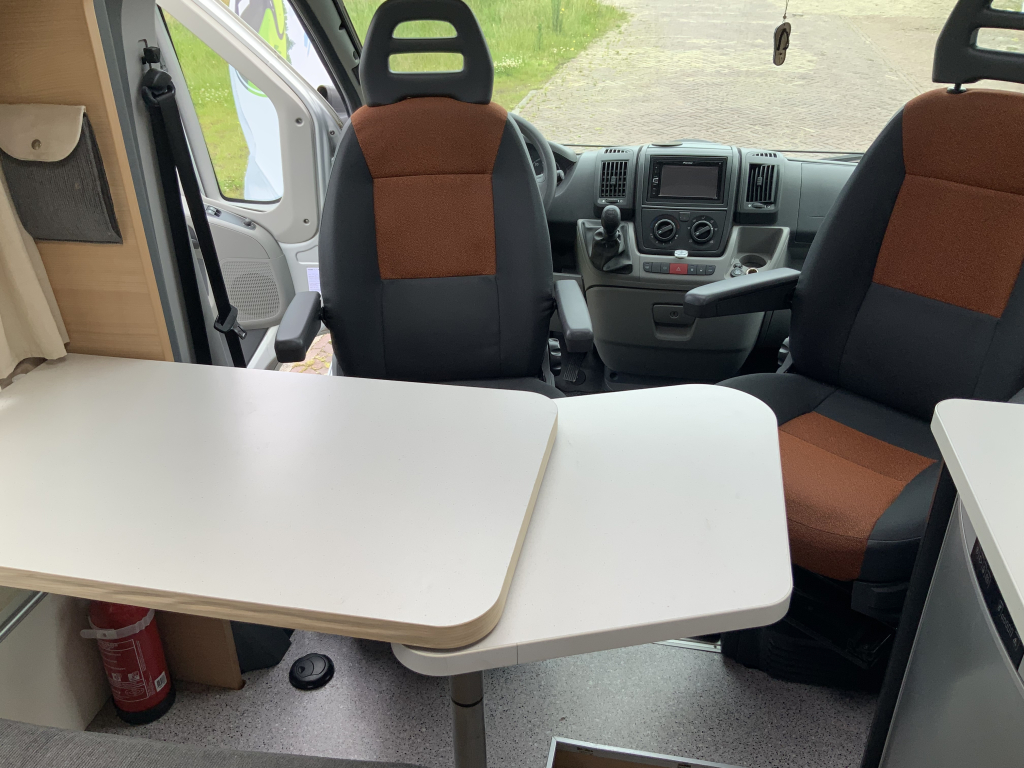 Knaus Van Ti 600 ME – Compleet 3 liter 160 PK Half-integraal, vastbed, halve- treinzit, draaistoelen Camper centrum on the road foto: 12