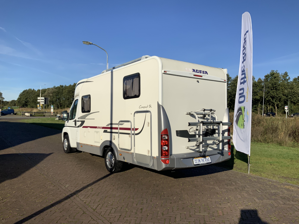 Adria Compact SL 2.3 MultiJ. 130 PK Half-integraal, Enkele-bedden, Bj. 2010 Camper Centrum On the Road aan de Noorderringweg 4 in Marum. foto: 22