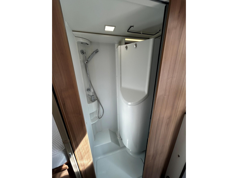 Adria Matrix Axess 600 SL Camas longitudinales - Cama abatible foto: 15