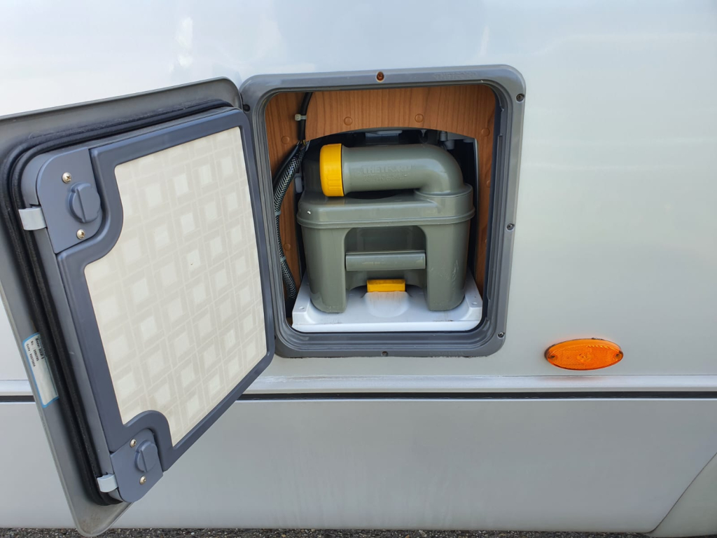 Fiat Ducato Bürstner Aviano i 650, 2 zonnepanelen Cruisecontrol Dakairco foto: 16