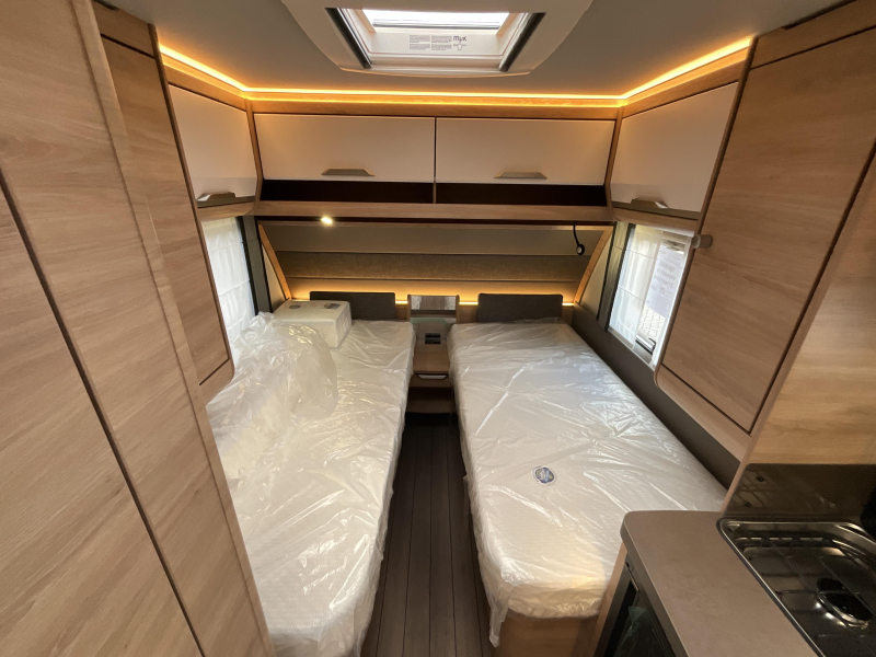 Knaus Sudwind Black Selection 460 EU ENKELE BEDDEN-VLOERVERW  foto: 11