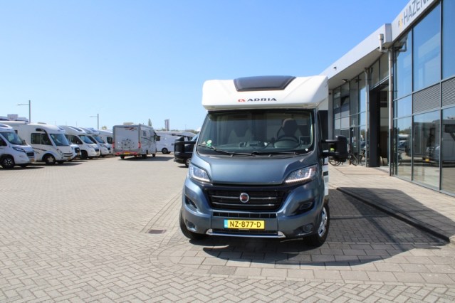 Robuuste Adria Matrix M 670 SK AUTOMAAT 5 gordelplaatsen Queensbed + hefbed (71  foto: 2