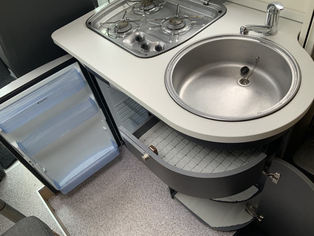 Knaus Van Ti 600 ME – Compleet 3 liter 160 PK Half-integraal, vastbed, halve- treinzit, draaistoelen Camper centrum on the road foto: 15